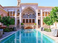 Isfahan, Mahinestan Raheb Hotel